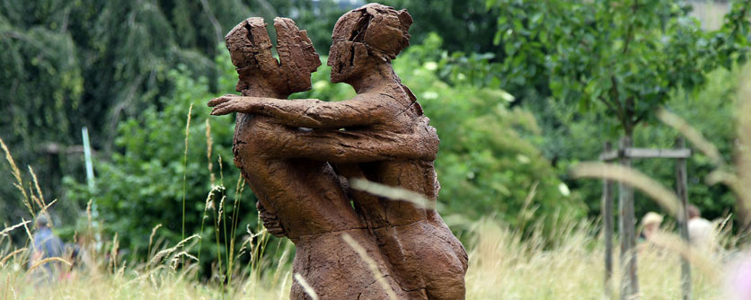 Thanks to the support of dedicated donors and friends, you can discover several works of art in the botanic garden, like the „Tanzpartie“ by Eberhard Linke.